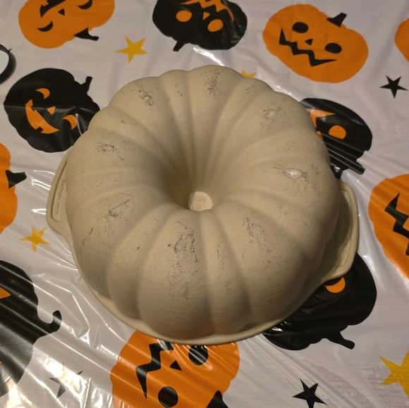 The Pampered Chef Stoneware Bundt Pan - Picture 5 of 5